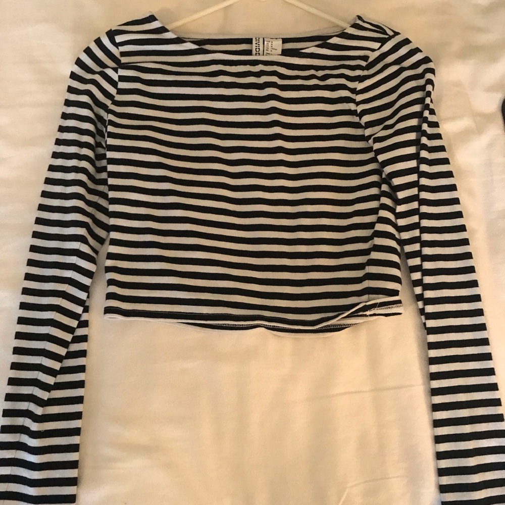 Black and white striped long sleeve crop top